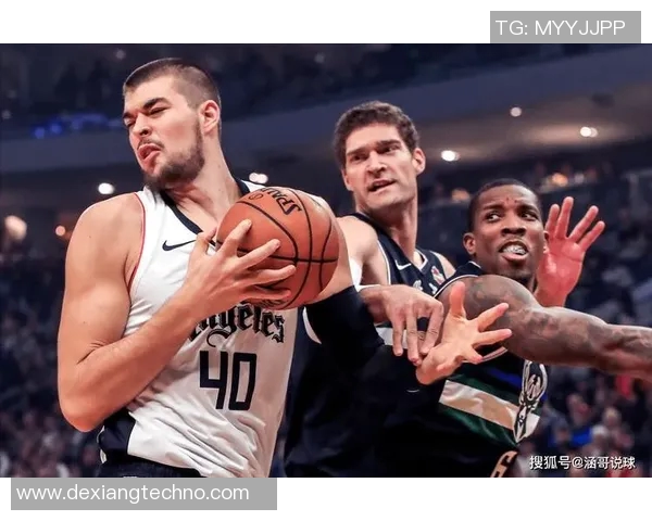 布鲁克洛佩斯的篮球之路与职业生涯精彩瞬间回顾