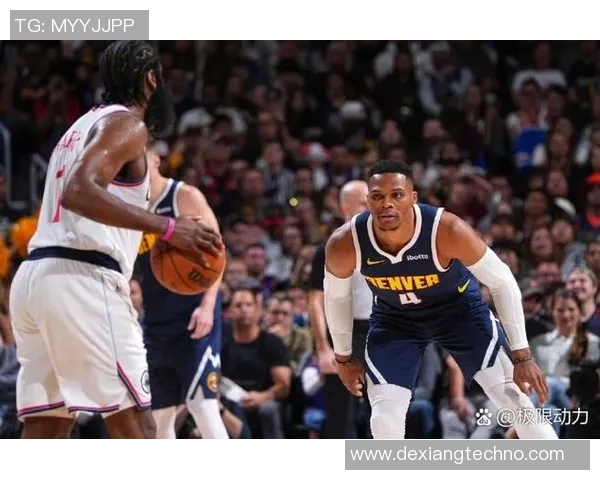 快船与勇士激战正酣NBA赛场巅峰对决引发球迷热潮