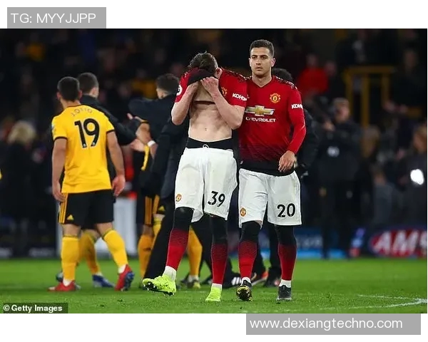 狼队与曼联在足总杯的激烈对决揭示英超球队的实力较量与战术博弈