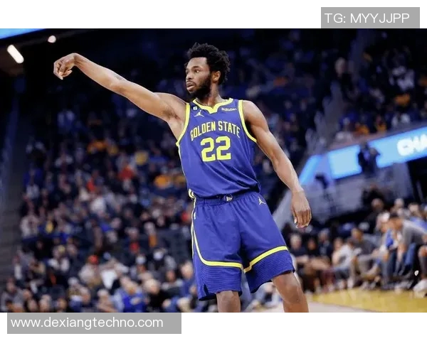 维金斯领衔勇士对决太阳队展现季后赛激烈竞争与精彩对抗